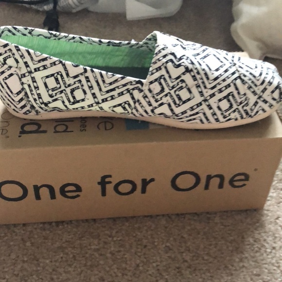 TOMS  CLASSICS - Picture 3 of 4